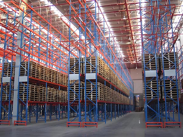 什么样的仓库货架适合在尘土较多的环境中使用
